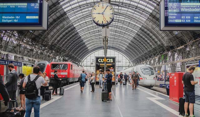 passenger-information-displays-train-station